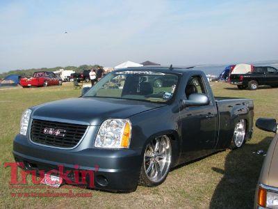 0903trweb_071_z+tex_mex_2009_truck_show+gmc_sierra_yukon_nose.jpg