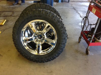 tahoe new tires and rims and lift kit 008.JPG