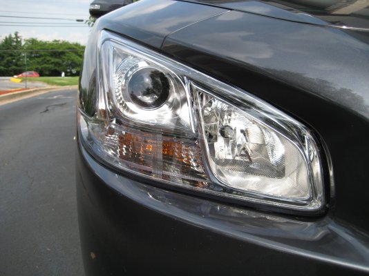 2010-Nissan-Maxima-Headlight-1.jpg