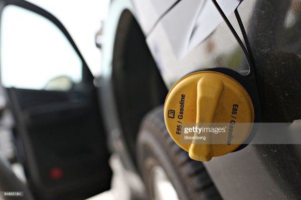 -tahoe-reads-e85gasoline-as-the-picture-id94855184.jpg