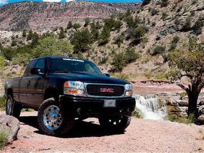 0602or_z+2001_gmc_sierra_denali_c3+front_right.jpg